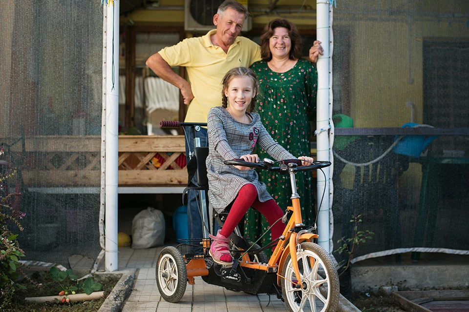 Серафима может ездить на велосипеде, но уверенности в походке пока нет. Фото: Юлия Брославская