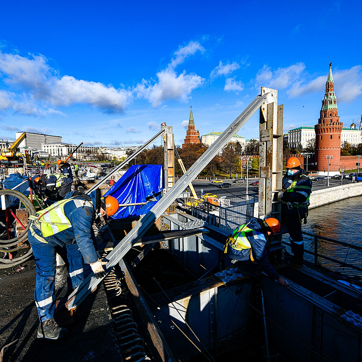 Реконструкция Большого Каменного моста в Москве: Движение по обновлённым  полосам запустят в декабре - KP.RU