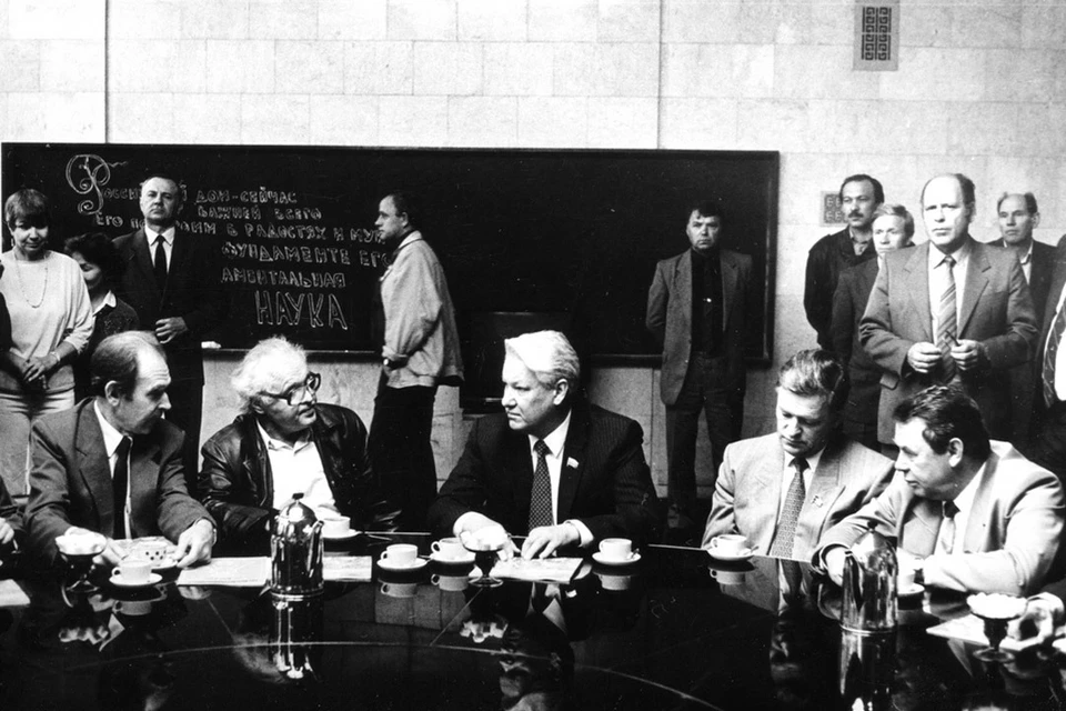 Побывав на заседании Совета «Сибирского соглашения», Борис Ельцин подписал стратегически важный документ. Фото: Государственный архив Новосибирской области