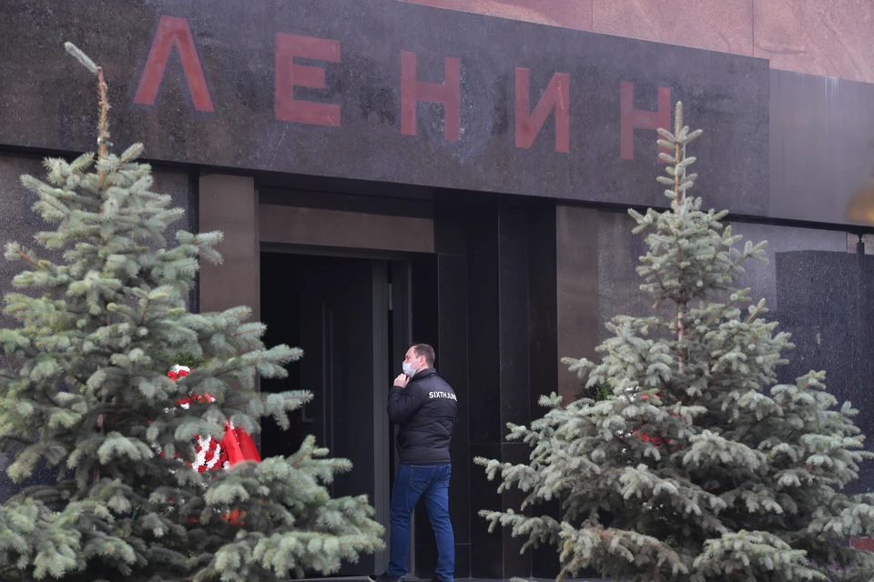 В столице закрывают от посетителей мавзолей Ленина.