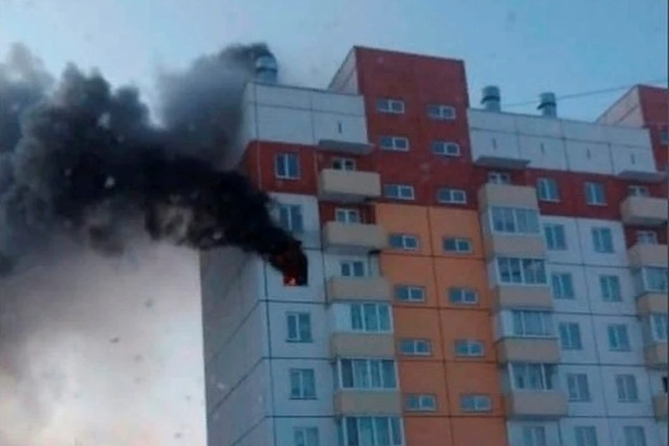 20 человек эвакуировались из горящей многоэтажки в Кузбассе. Фото: ЧП Кузбасс/ Instagram