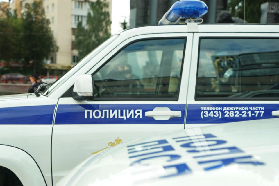 Мужчина платил деньги сотруднице полиции за то, чтобы иметь возможность выезжать за пределы области
