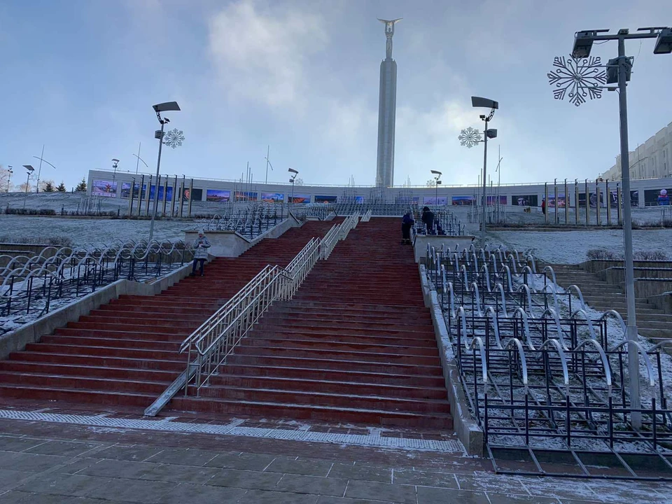 В Самаре монтируют иллюминацию для новогодних праздников