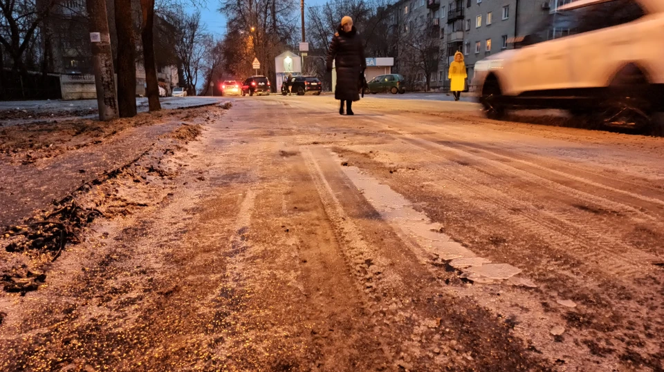 Жители Калуги травмируются на покрытых льдом улицах