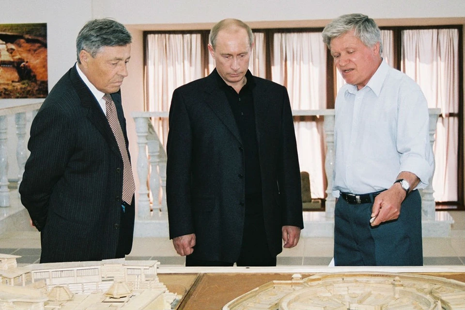 Экс-губернатор Челябинской области Петр Сумин, президент Владимир Путин и Геннадий Зданович в Аркаиме. Фото: заповедник Аркаим