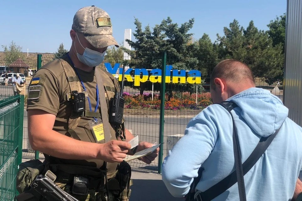 С украинскими пластиковыми паспортами проблемы по обе стороны границы. Фото: ГПСУ