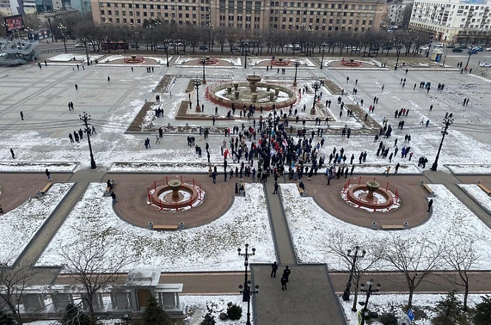 Митингующие собираются на шествие, фото с балкона здания правительства Хабаровского края