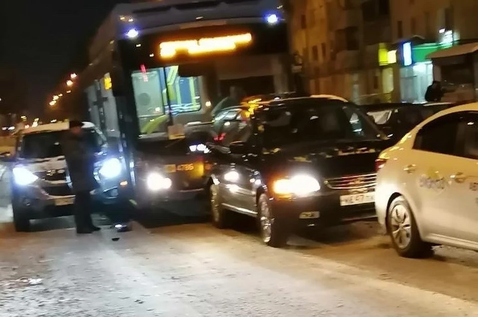 В Новокузнецке один из новых «Волгабасов» разбил два автомобиля. Фото: Инцидент Новокузнецк/ vk.com