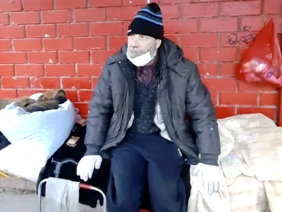 Жители Конаково пытаются спасти мужчину, который живет на остановке. Фото: ТИА