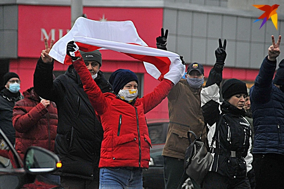 Милиционеры вызвали по повестке вышедших на акцию солидарности заводчан, из РОВД их не выпустили. Фото: Виктория Петроченя.