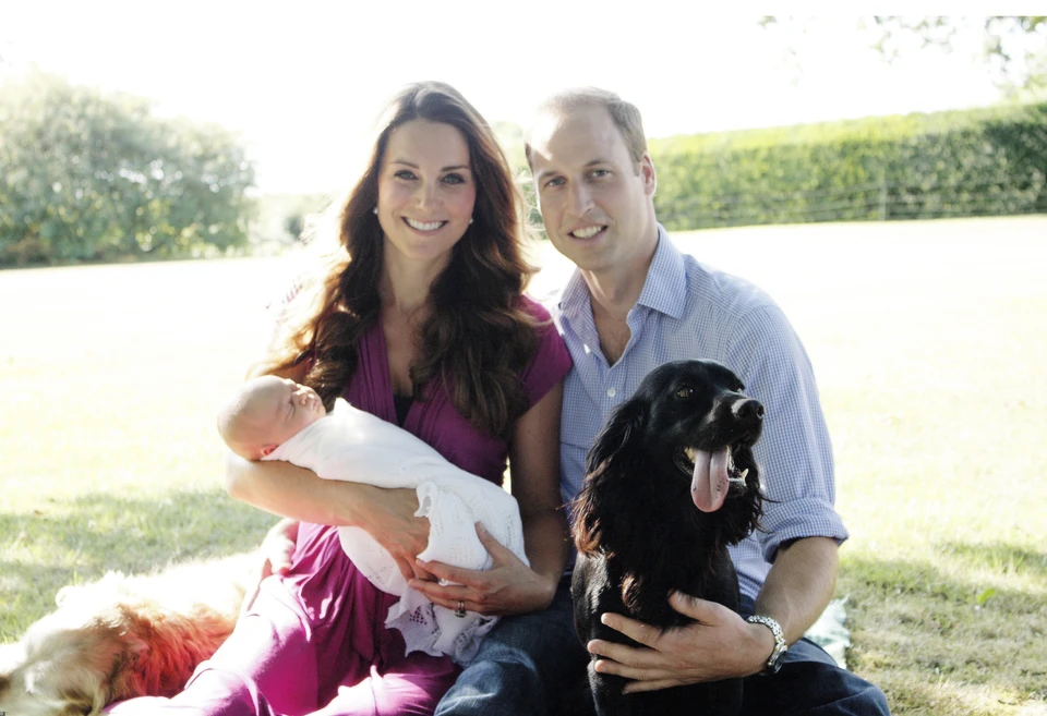 Принц Уильям и Кейт Миддлтон c сыном Джорджем и псом Лупо, 2013 г.