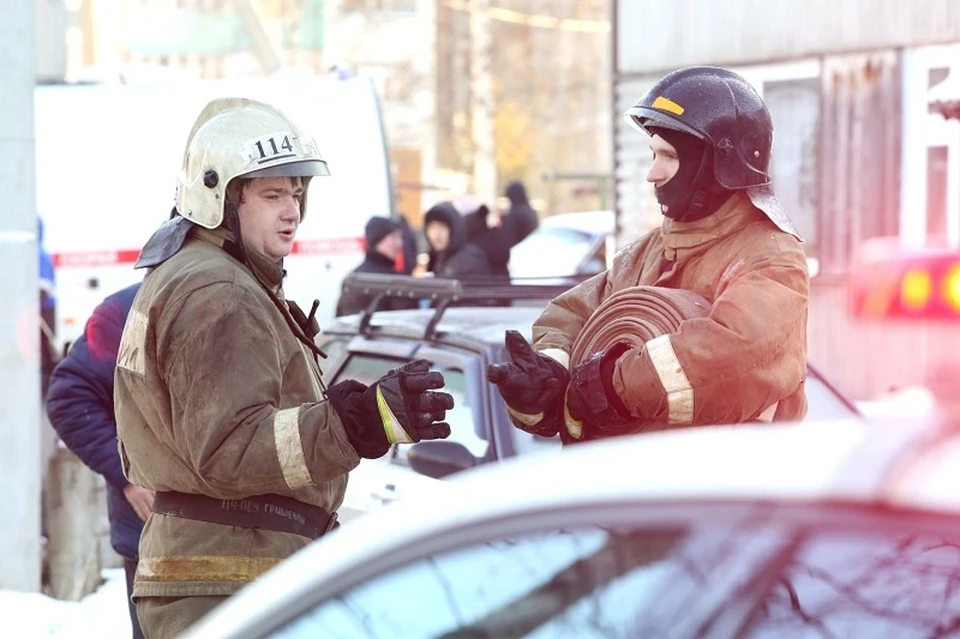 Югорские пожарные спешат на помощь: за выходные спасены 4 человека в Ханты-Мансийске и Нефтеюганске Фото: Главное управление МЧС по ХМАО-Югре