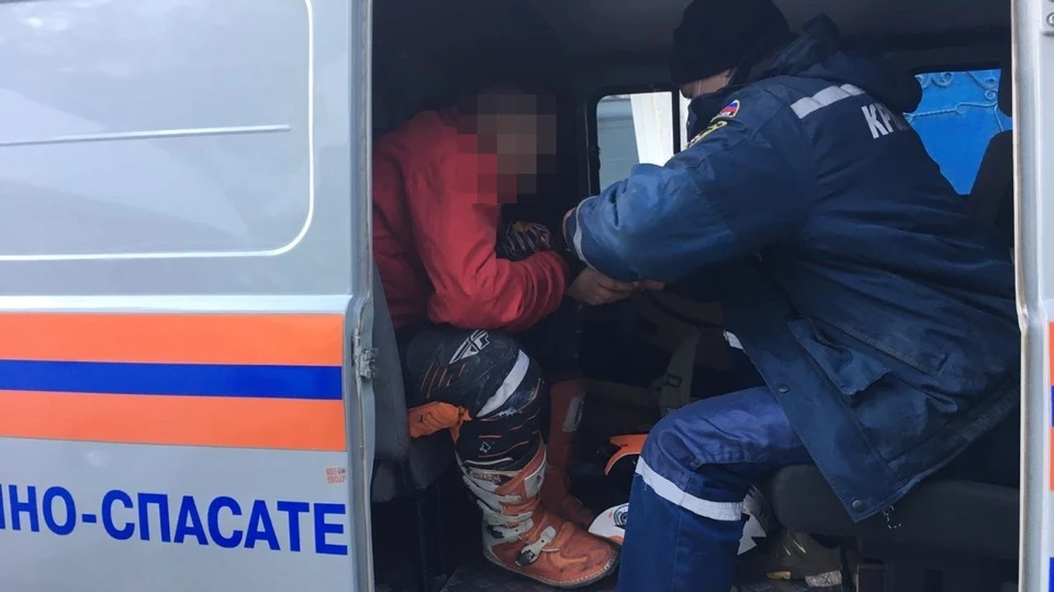 На горной трассе под Судаком мотоциклист улетел в овраг. Фото: официальный сайт МЧС по Крыму.