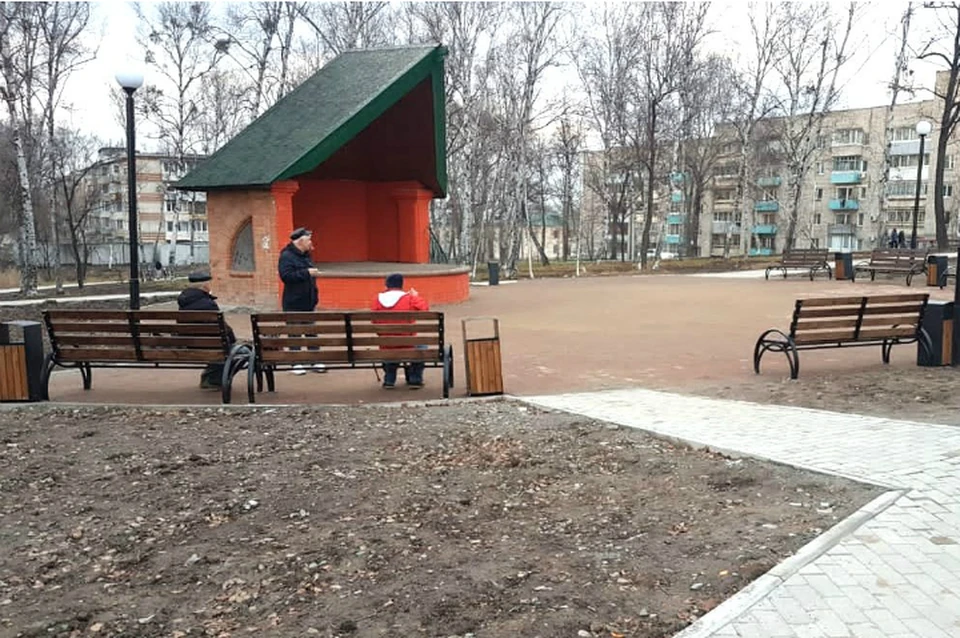 В Хабаровске неизвестные унесли из отремонтированного сквера лавочки