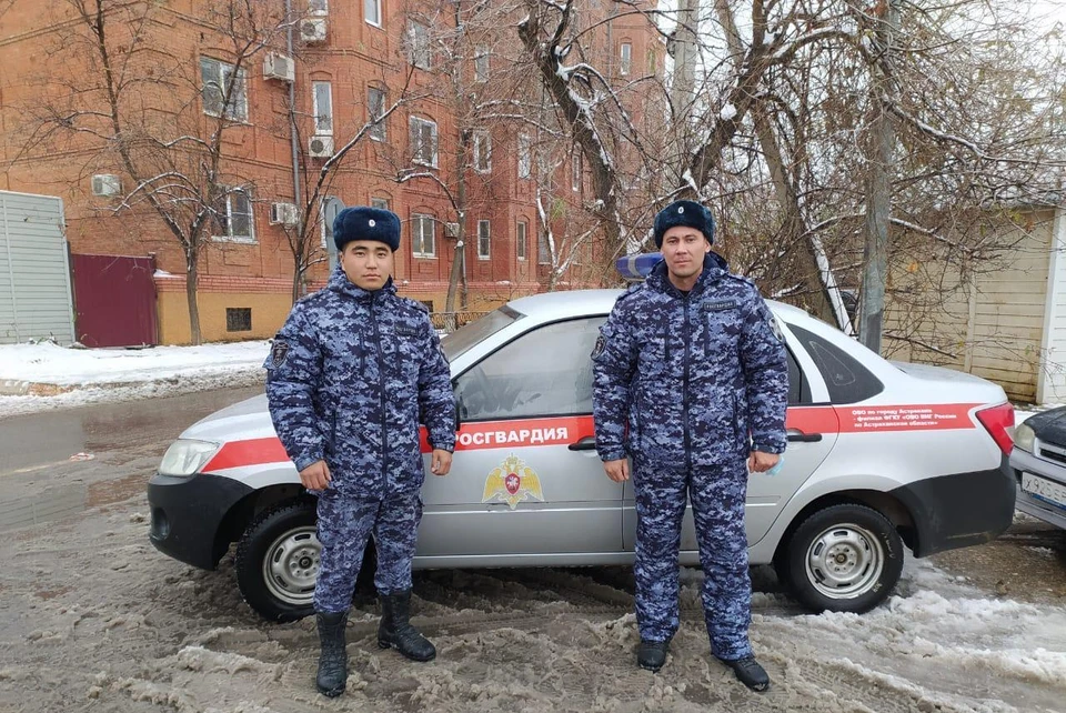 Астраханские росгвардейцы потушили дымящийся автомобиль