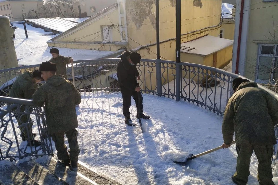 На улице Луговой во Владивостоке к уборке снега присоединились морские пехотинцы