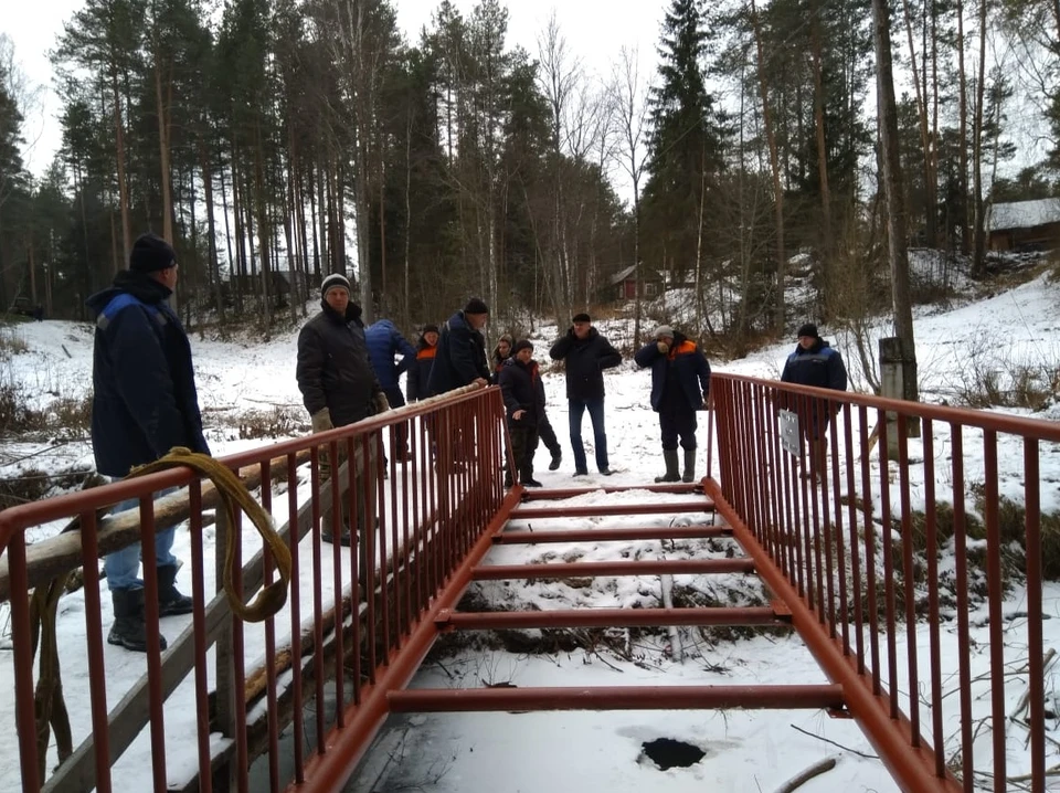 Сейчас переход заменили на новый, с металлическим основанием и деревянным настилом. Фото: Максаковская правда.