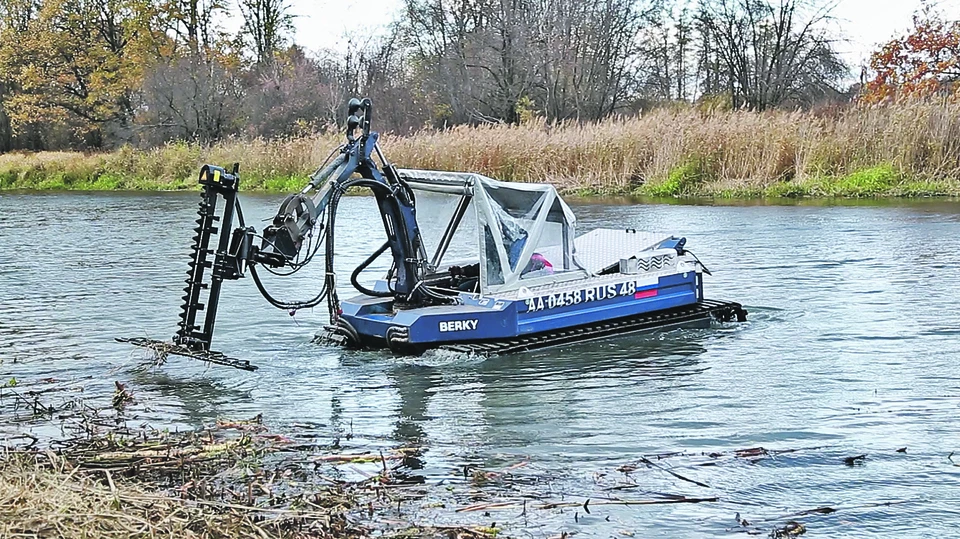 Липецк. Специальный немецкий аппарат, который помогает восстанавливать естественное русло реки.