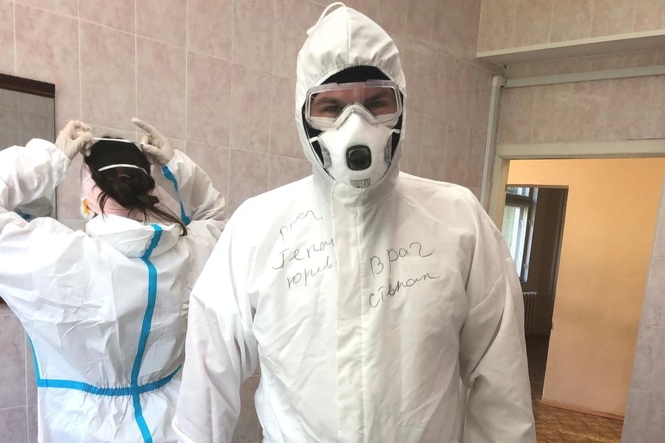 Врач Степан Пальчиков уже месяц занимается волонтерской работой, бесплатно консультируя больных коронавирусом и их близких
