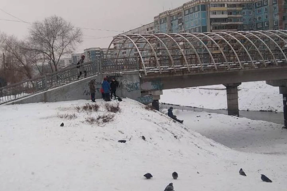 Дети устроили опасные игры под мостом в Новокузнецке. ФОТО: пресс-служба УЗНТ города Новокузнецка