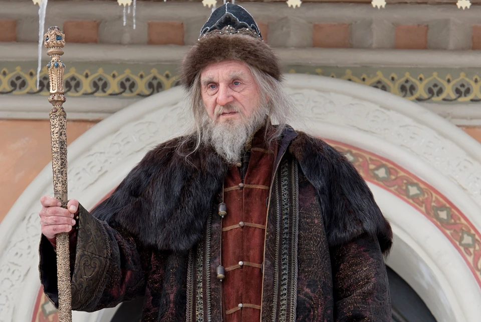Сергей Маковецкий в роли Ивана взрослого и вовсе не пробивается через бороду, брови и космы волос.