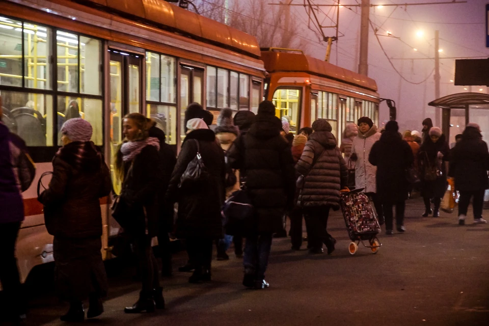 Пассажиры выбежали на улицу, спасаясь от удушливого дыма