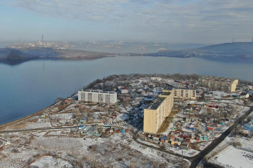 Часть жителей острова Русский уже неделю живут без электроэнергии. Фото: Андрей Савин