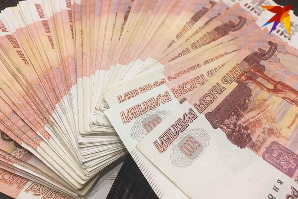 С помощью камер видеонаблюдения полицейские обнаружили, что в это же время в очереди за потерпевшим стояла пожилая женщина, которая в итоге и забрала оставленные купюры.