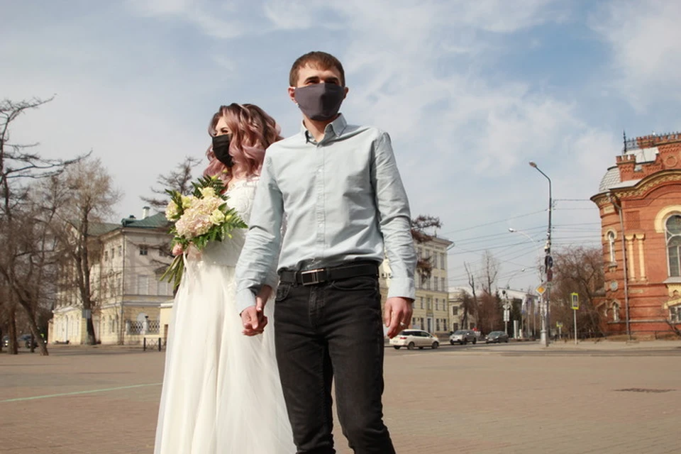 В брак в Брянской области в основном вступают молодые люди в возрасте от 25 до 34 лет.