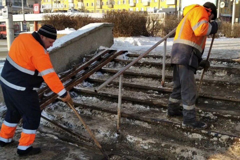 Глава города попросила подрядчиков убирать тротуары сразу после того, как снег вытолкали с проезжей части. Фото: admkirov.ru