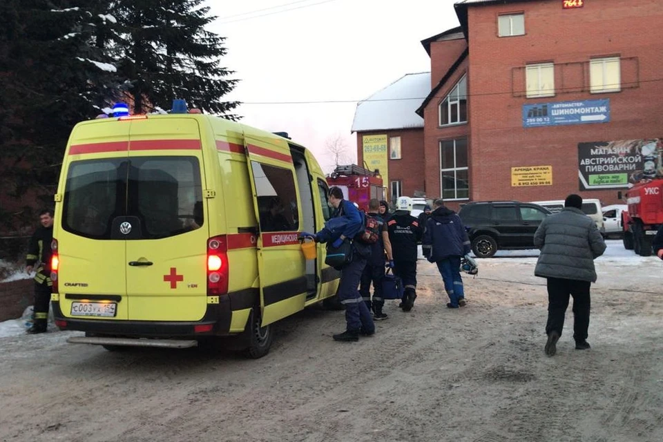 На месте работают врачи и пожарные. Фото: ГУ МЧС по Новосибирской области.