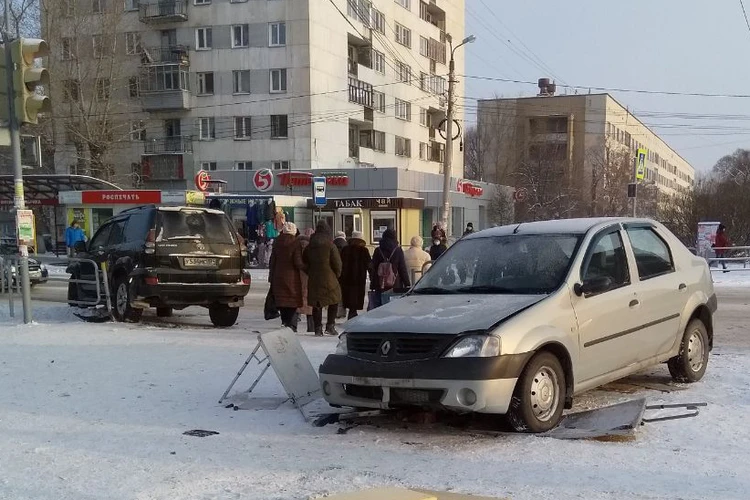 Число пострадавших в ДТП на остановке в Челябинске выросло до шести человек