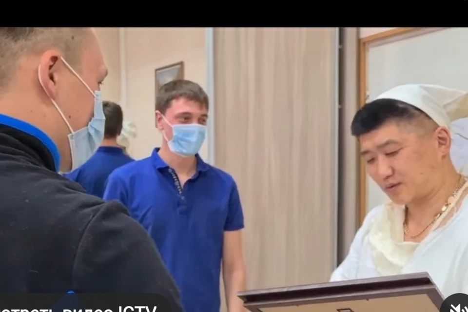 Спустя две недели после выписки, мужчины снова пришли в больницу, чтобы сказать спасибо медикам. Фото: скриншот видео инст sakhminzdrav