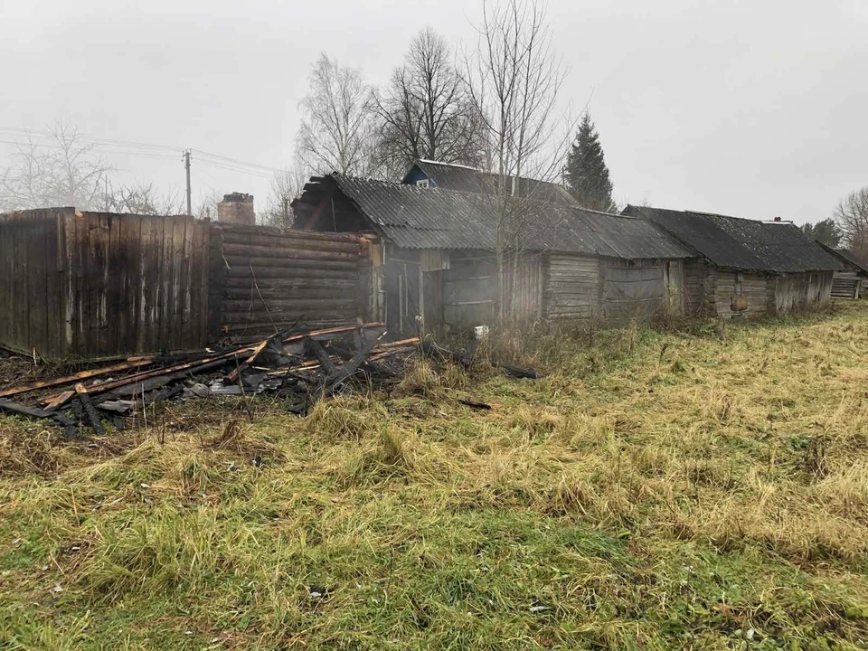 В деревне Думаничи дорожные рабочие потушили пожар в бане до приезда пожарных Фото: пресс-служба ГУ МЧС России по Смоленской области