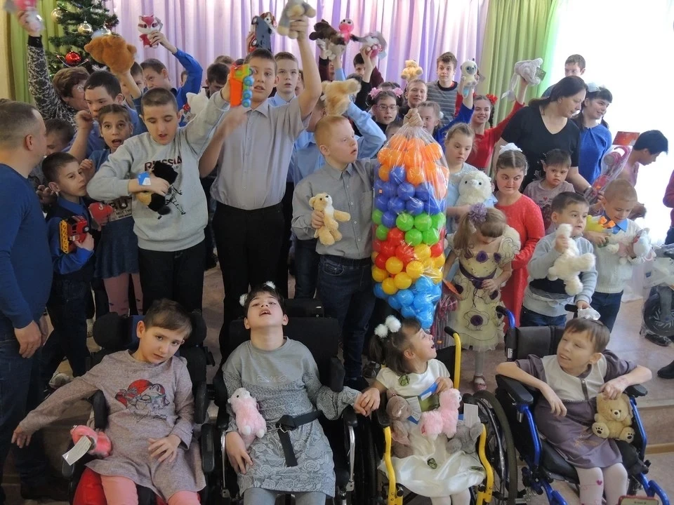 В прошлом году наши читатели собрали немало игрушек. Для детей праздник был особенным.