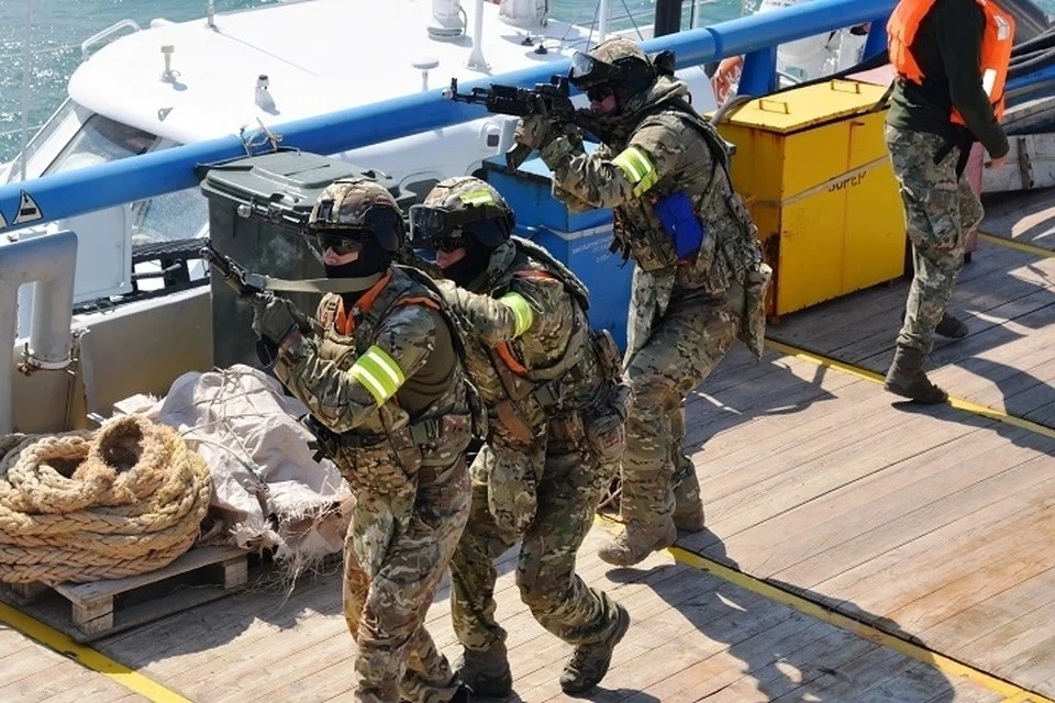 Российские военные следят за проведением учений в Черном море. Фото: пресс-служба Погрануправления ФСБ РФ по РК