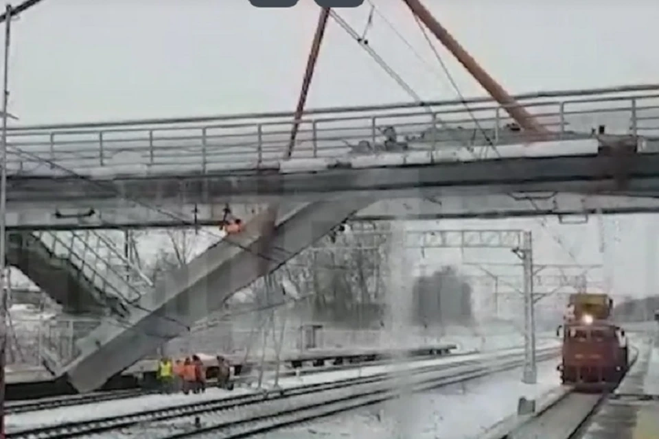Момент обрушения пешеходного моста в Химках