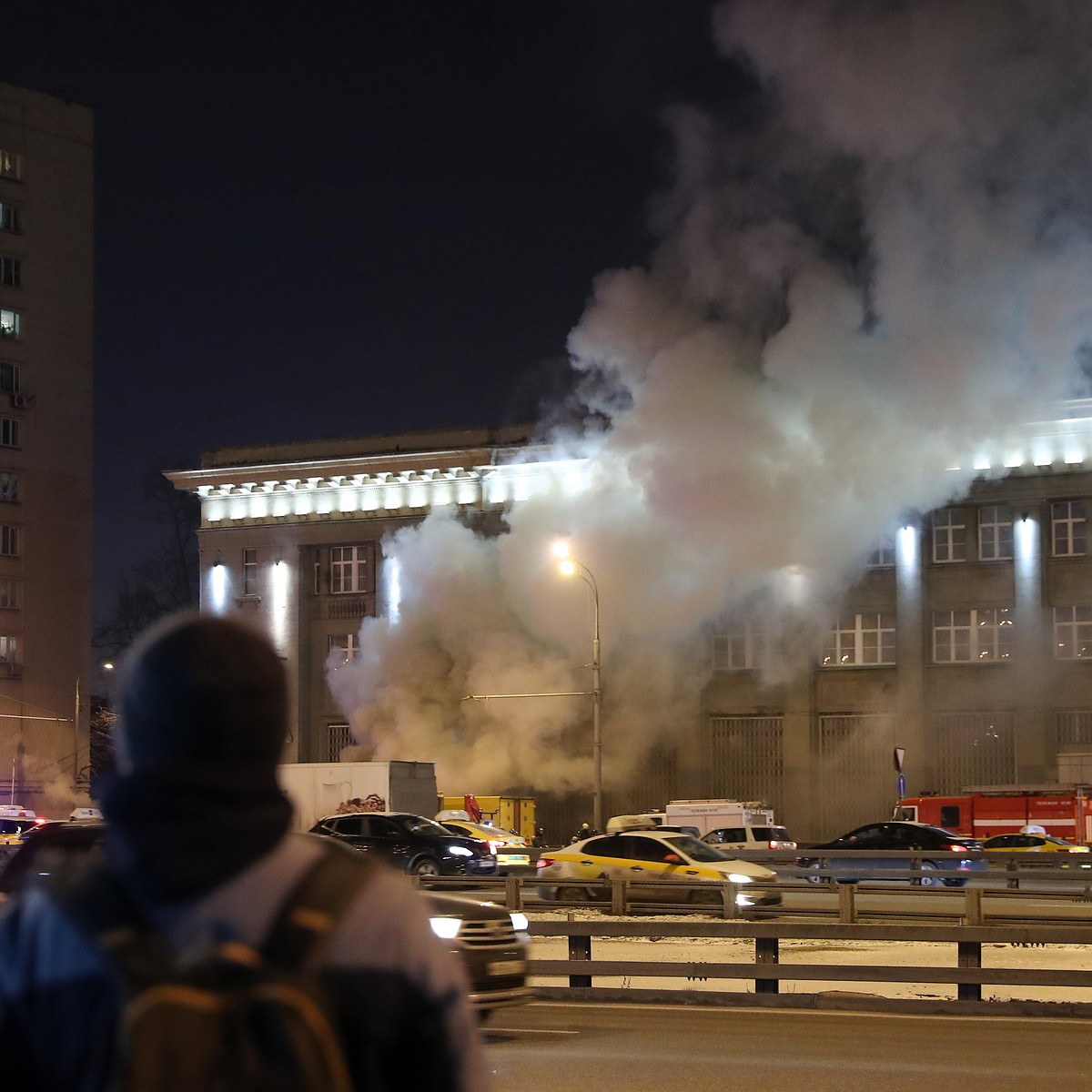 В МЧС рассказали о результатах анализа проб воздуха в районе пожара на Ленинградском  проспекте - KP.RU