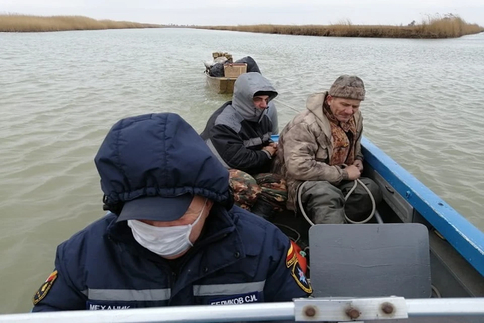 Пропали два рыбака. Замерзли рыбаки на Печоре. Западенский Лиман. Рыбак замерзший на лодке.