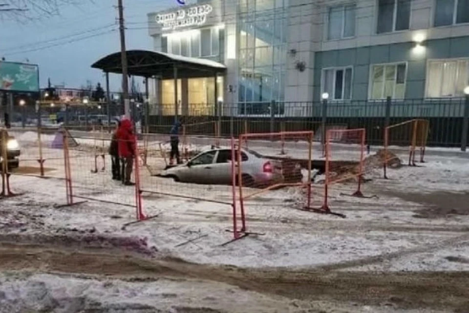 Водитель отвлекся от дороги и угодил в яму