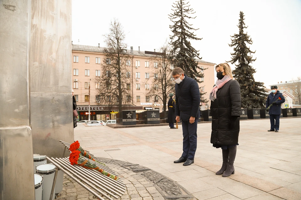 Глава города Ольга Слюсарева и глава администрации Дмитрий Миляев возложили цветы к Вечному огню на площади Победы в Туле.