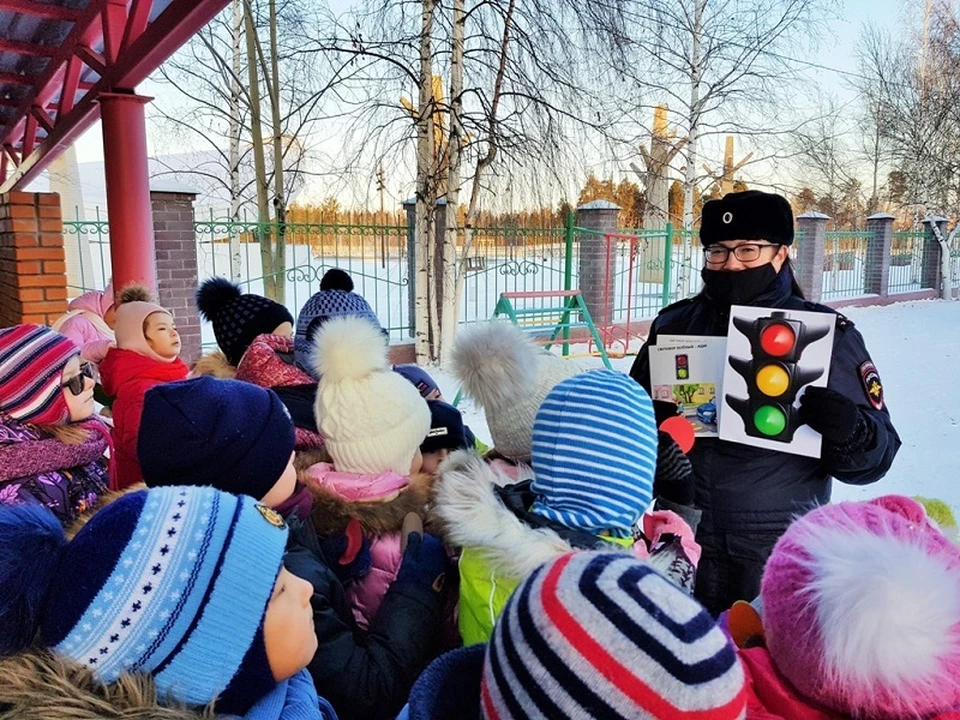 Югорские госавтоинспекторы провели занятия с детьми по изучению ПДД Фото: УГИБДД УМВД России по ХМАО-Югре