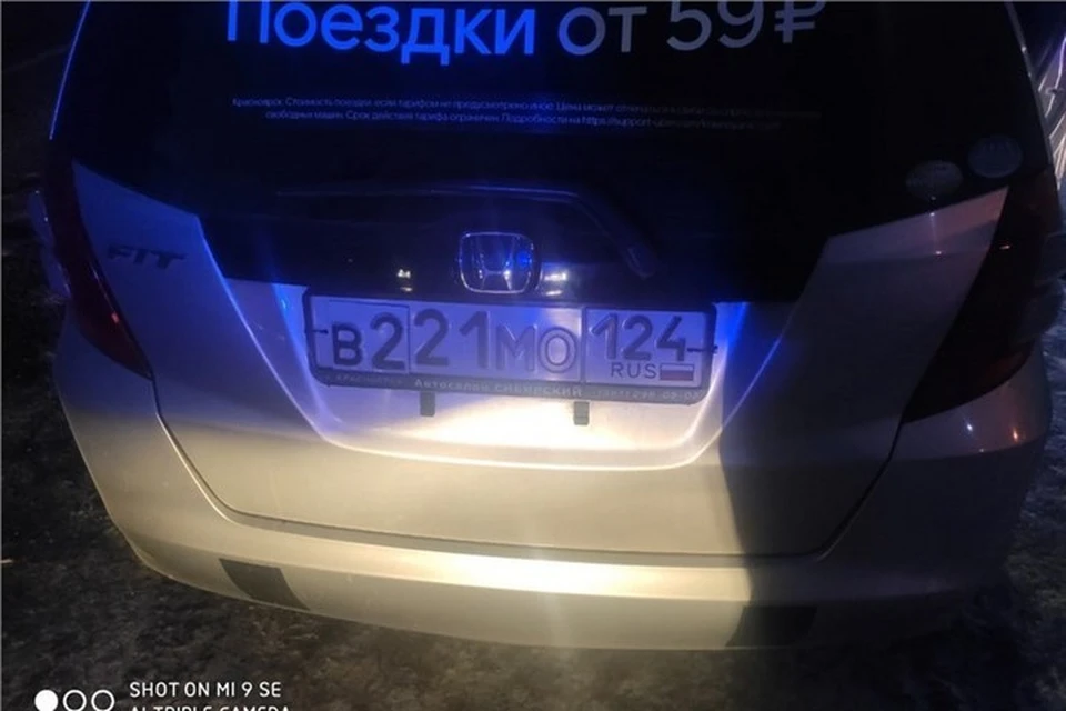 Красноярский таксист 17 раз заклеивал номера ради парковки в аэропорту. Фото: ГИБДД