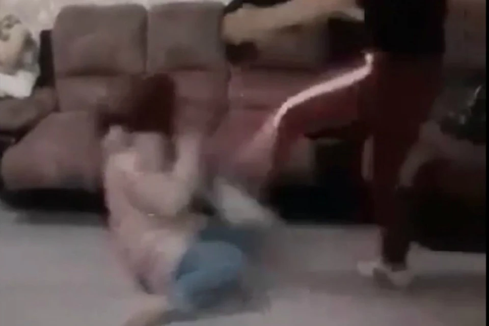 В ЕАО задержали женщину, которая на видео унижала девушку