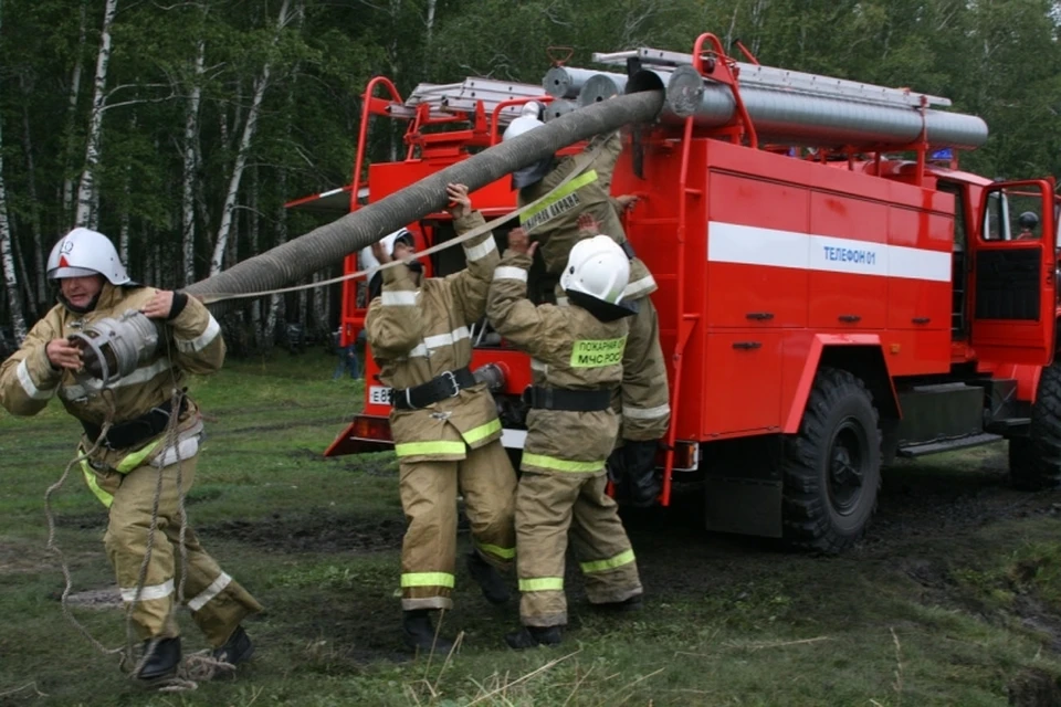 Действия по борьбе с пожарами. Лесопожарный агрегат ЛПА-521. Пожар, пожарники, тушение. Тушение пожара пожарными. Пожарная машина для лесных пожаров.