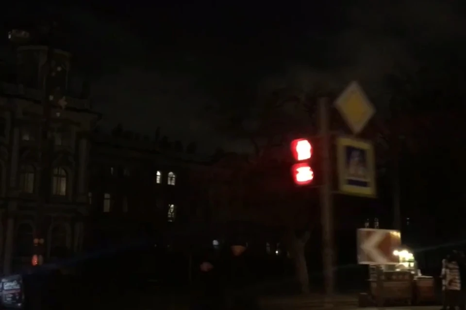 Свет погас на некоторых центральных улицах Санкт-Петербурга из-за подготовки к 3D-шоу на Дворцовой. Фото: vk.com/dorinspb