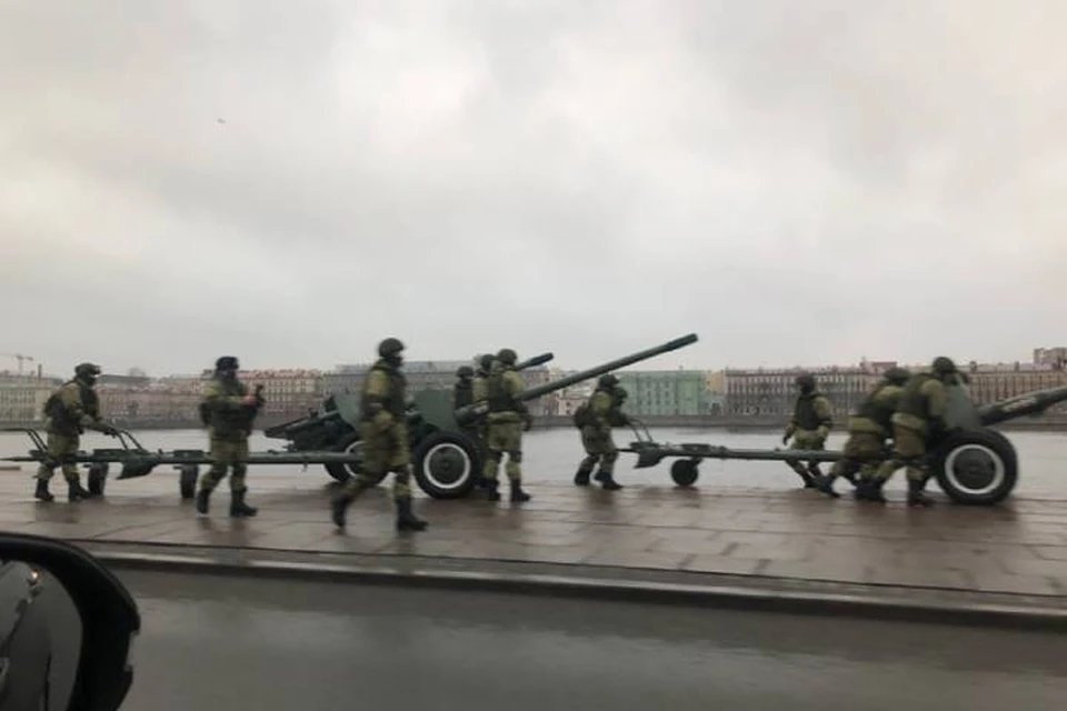 Военных с пушками заметили в центре Петербурга