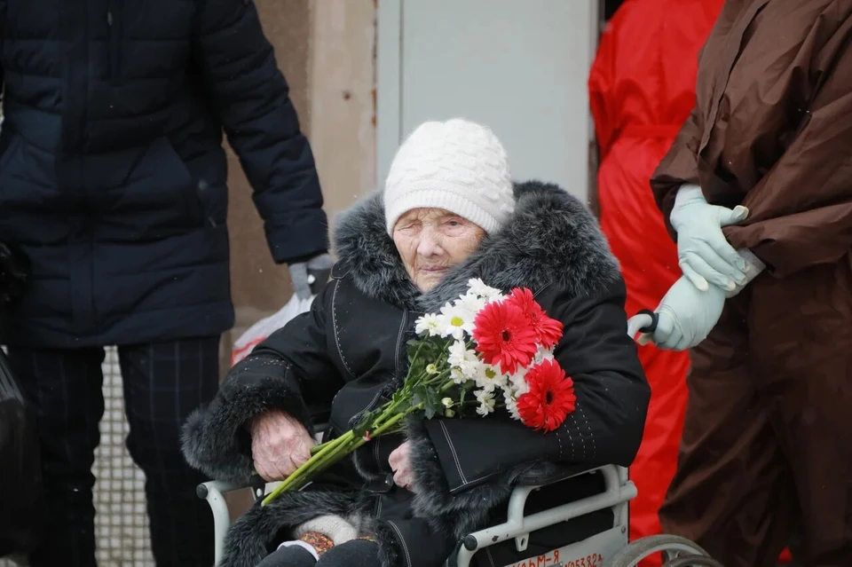 В Красноярске выписали 101-летнюю пациентку, победившую коронавирус