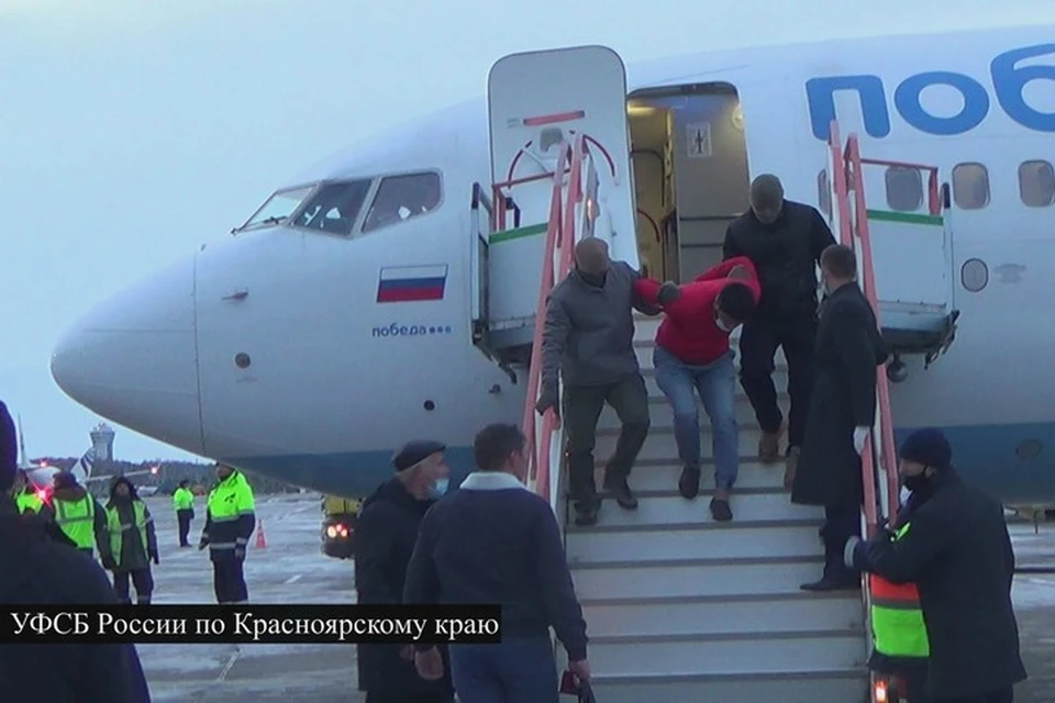 В Красноярске прямо в самолете скрутили боевика. Стоп-кадр видео ФСБ
