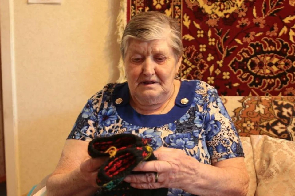 81-летняя Валентина Сухачева из Братска вяжет варежки для медиков коронавирусного госпиталя. Фото: Илья Абрамов.